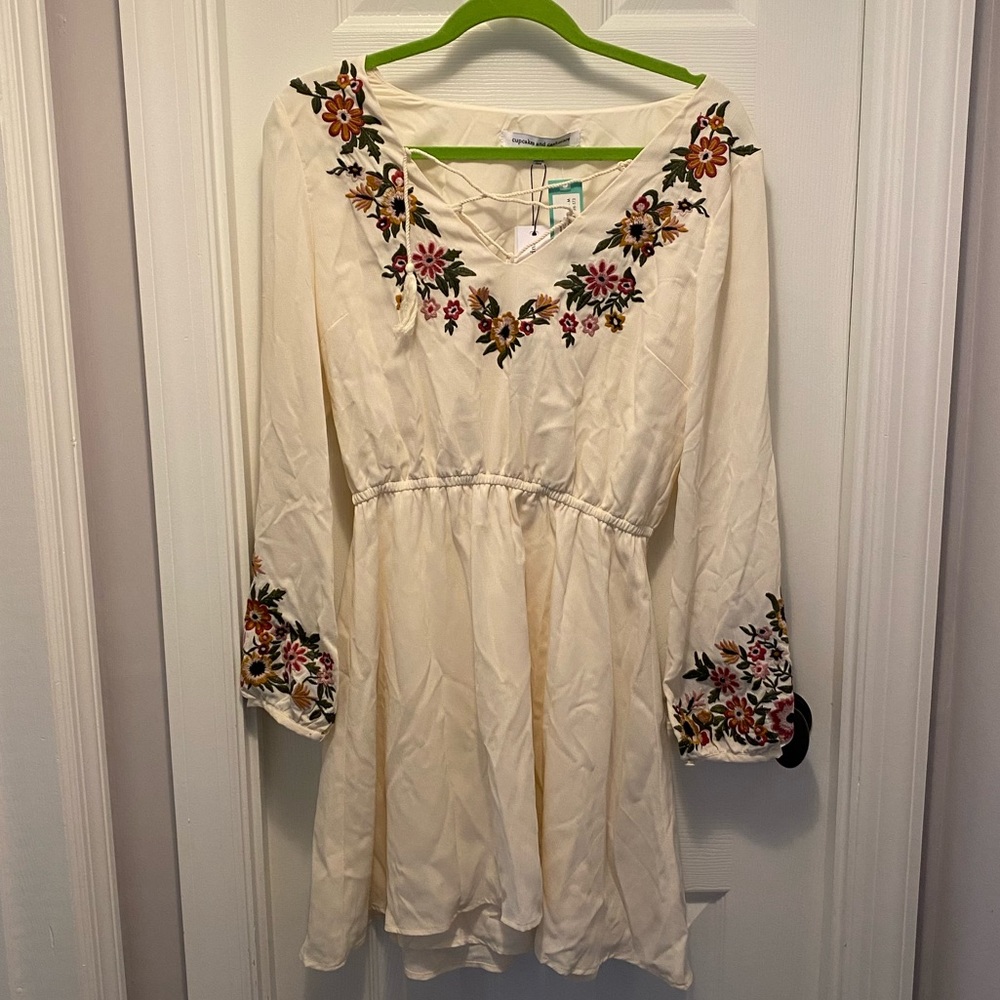 Cupcakes and Cashmere Valeria Embroidered dress M - Picture 2 of 6